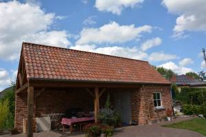 Dakconstructie op een tuinhuis